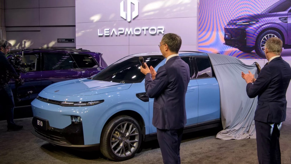 Кроссовер Leapmotor B10 бүйірден көрінісі Париж автосалон