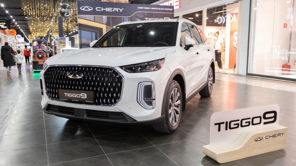 Chery Tiggo 9 кроссовері астрахандық ТРК «Три кота» алдында