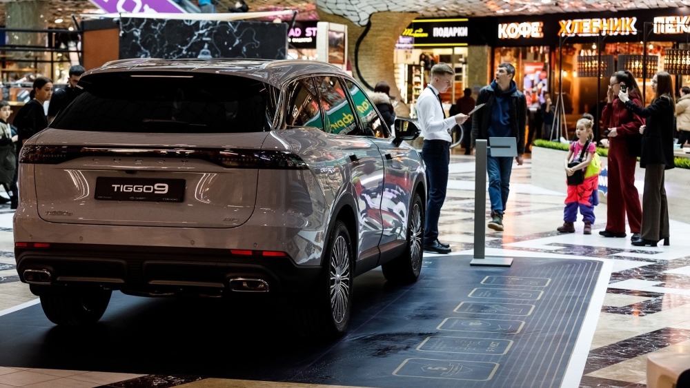 Chery Tiggo 9 Санкт-Петербургтегі Питерленд сауда орталығының арқа жағынан