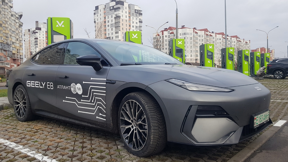 Geely E8 Galaxy Беларусьте тестілеу шолу бүйірінен алдыңғы жағынан