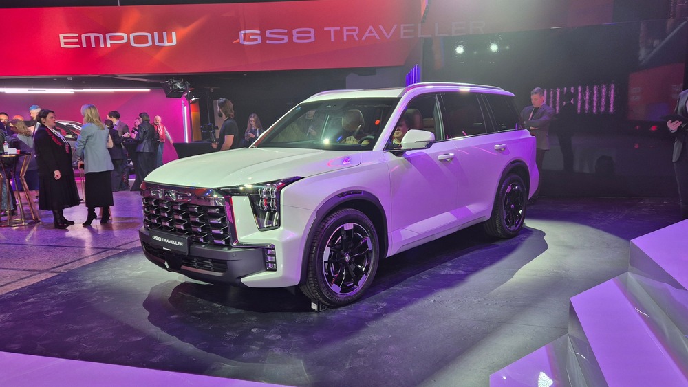 GAC GS8 Traveller кроссовері таныстырылымда алдыңғы жағынан бүйірі
