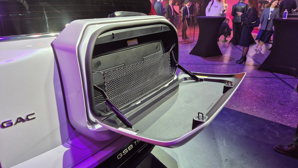 GAC GS8 Traveller кроссовері таныстырылымда артқы жағынан бокс үстел