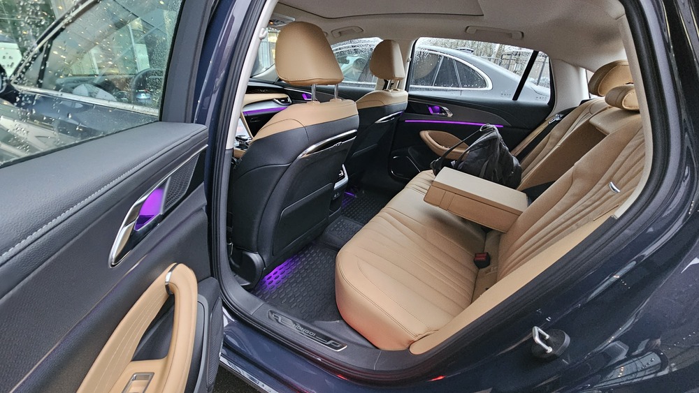 Hongqi H5 тест салон интерьер екінші қатар