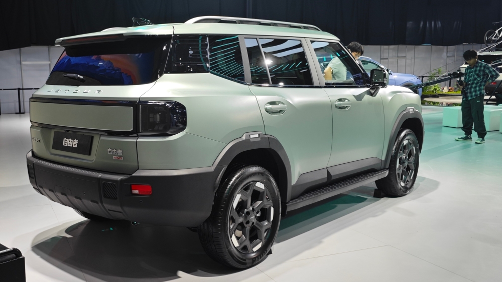 Jetour T1 Freedom сбоку сзади