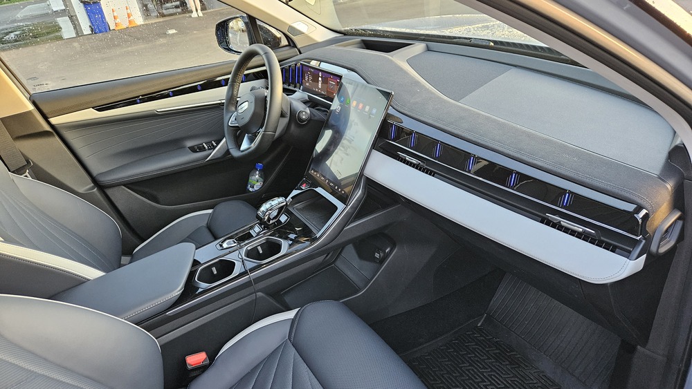 Geely Atlas толық жетекті AWD интерьердің бірінші қатарындағы орындық тесті