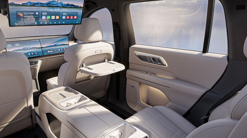 Geely Galaxy M9 кроссовері салоны, екінші қатар