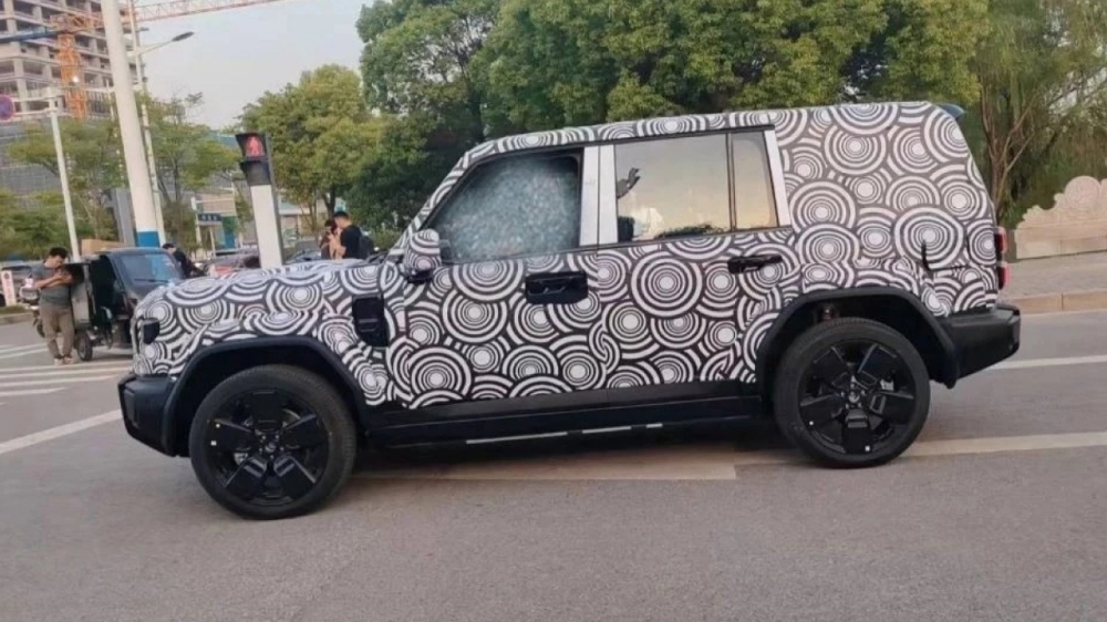кроссовер icar v27 қытайлық гелендваген бүйірден камуфляжде