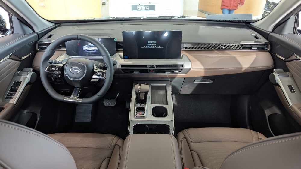 GAC GS4 кроссовері дилердің интерьеріне