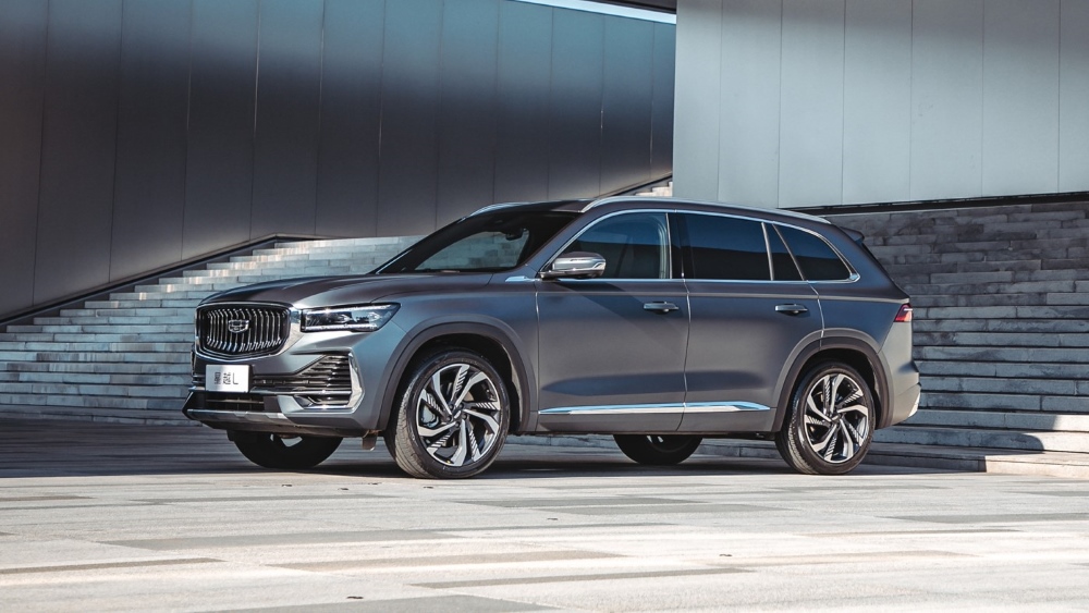 жаңартылған Geely Monjaro 2024 бүйірден алдыңғы көрініс