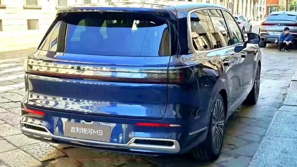 Geely Galaxy M9 кроссовері Миланда артынан автовозда