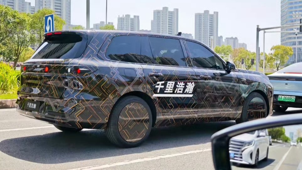 Geely Galaxy M9 кроссовері Қытайда артынан бүйірден тестіленуде