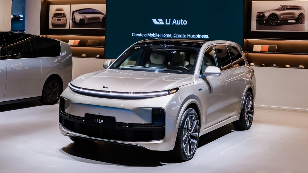 Li Auto L9 бүйірден алдынан БАӘ-де