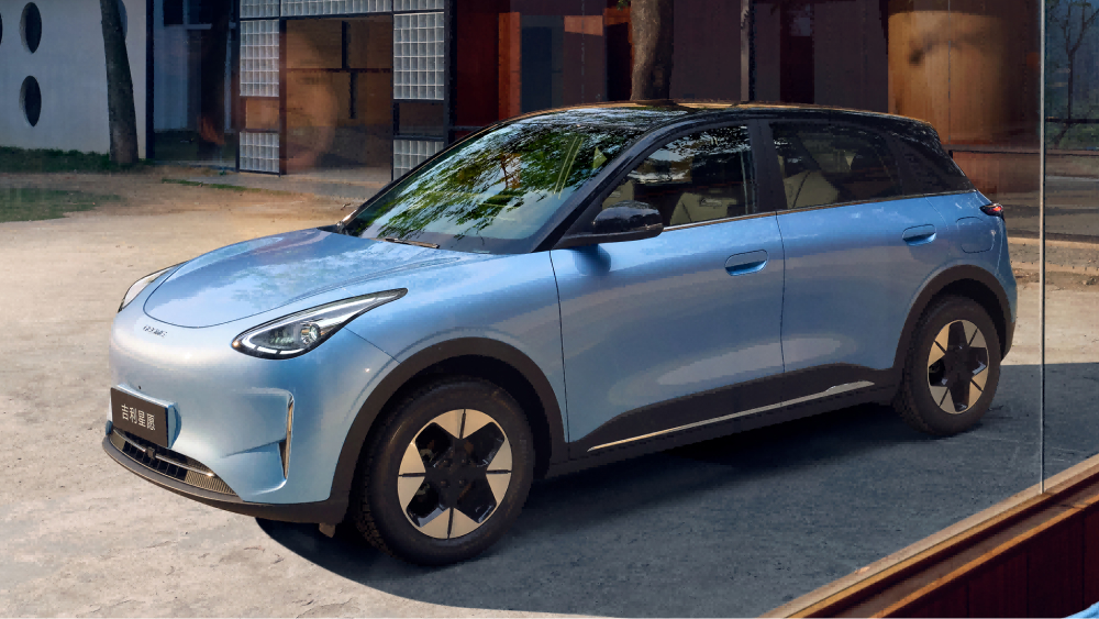 Geely Xingyuan алдынан бүйірден, көк электр хэтчбек