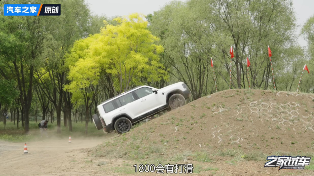 Haval Raptor бүйірден ақ бензинді кроссовер