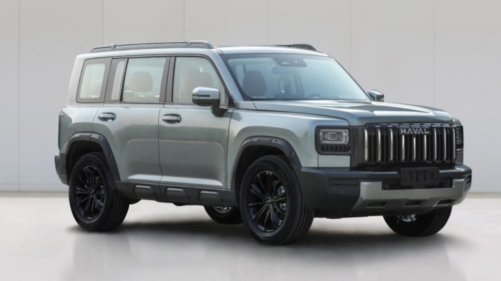 Жаңартылған Haval Raptor кроссоверінің бүйірден алдыңғы көрінісі