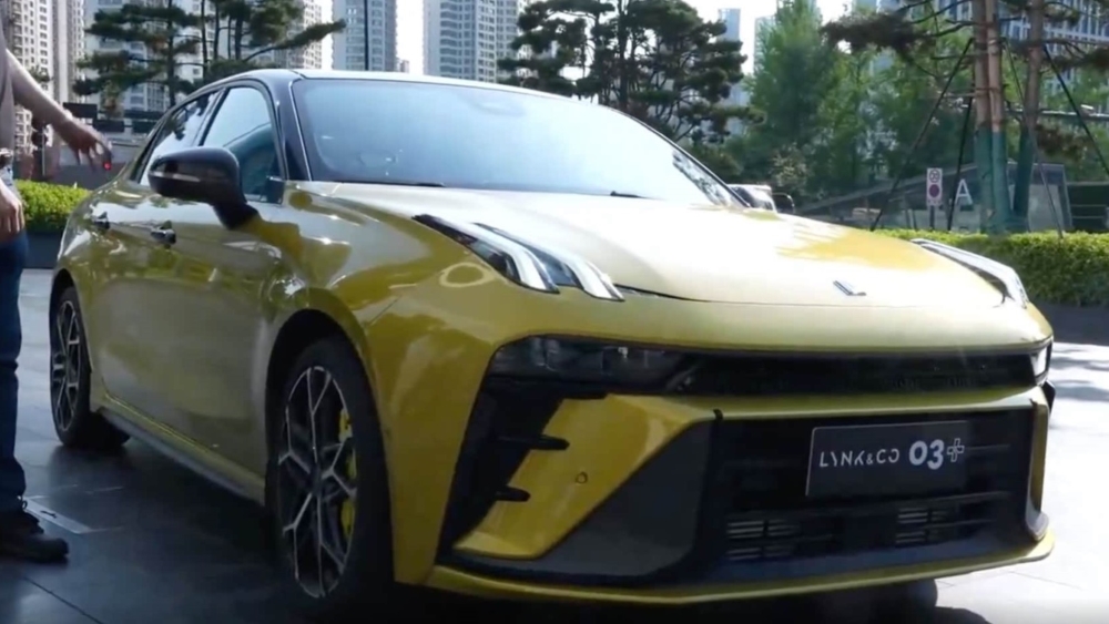 Lynk & Co 03+ Performance седаны бүйірден
