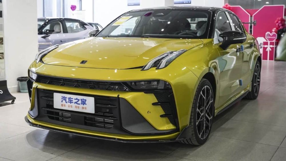 Lynk & Co 03+ Performance седаны алдыңғы бүйірден автосалон ішінде