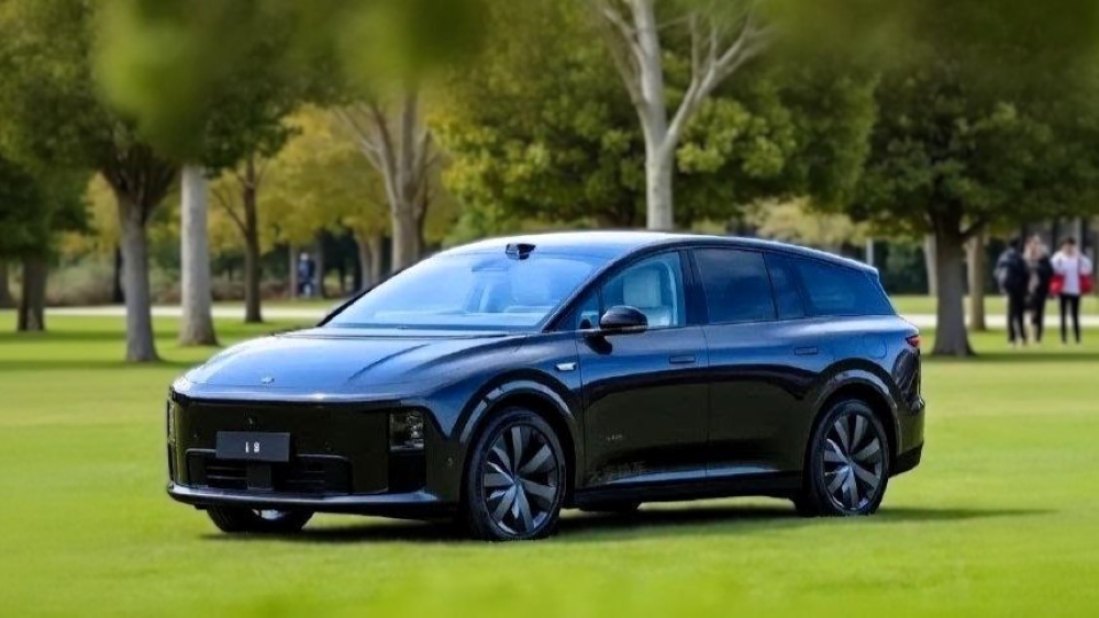 li auto i8 кроссовер электрический сбоку спереди