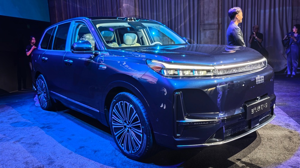 Кроссовер Geely Galaxy M9 сбоку спереди презентация в милане