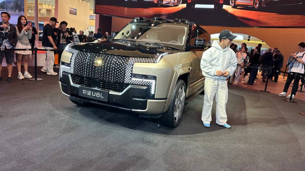 Внедорожник YangWang U8L сбоку спереди шанхай автосалон шанхайский 2025