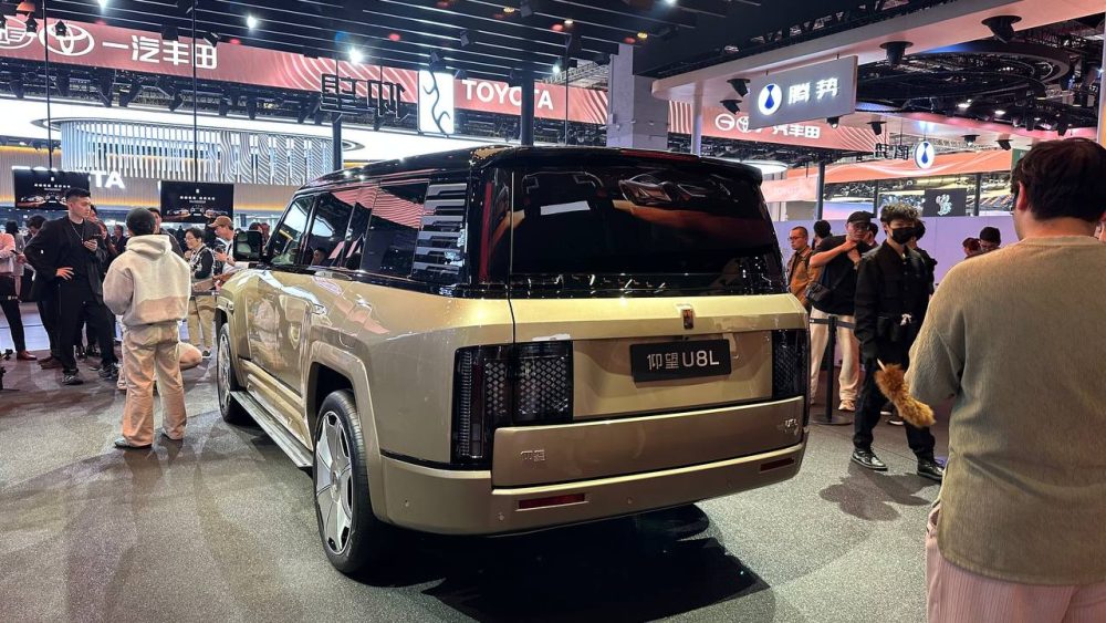 Внедорожник YangWang U8L сбоку сзади шанхай автосалон шанхайский
