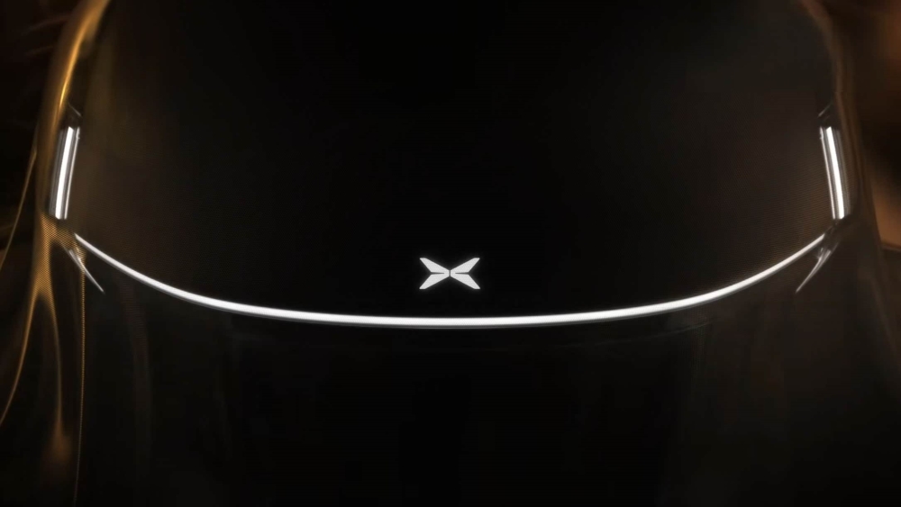 Жаңа Xpeng P7 логотипі жарқылдаған капот