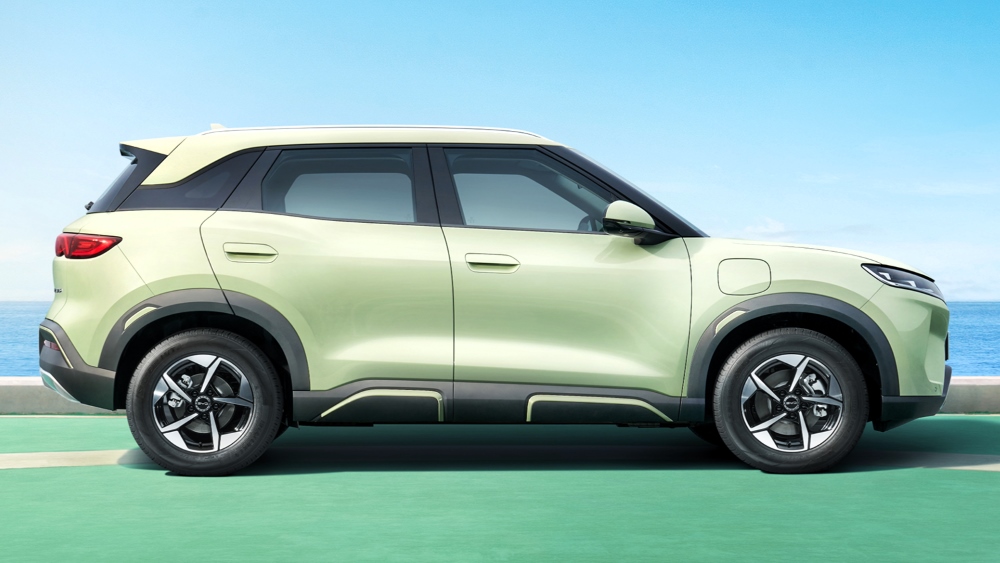 BYD Yuan Up кроссоверінің бүйір көрінісі