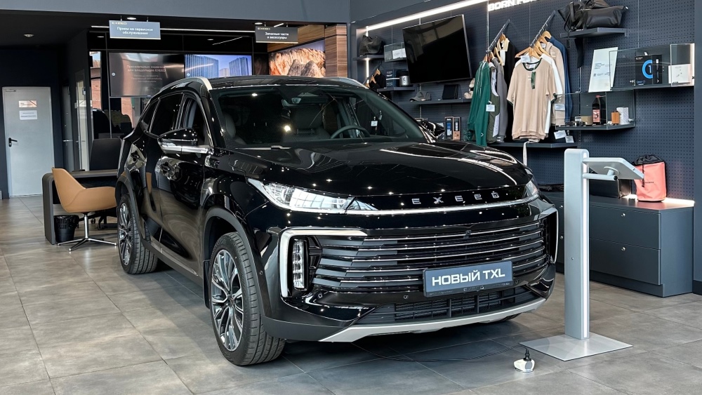 Рестайлинговый кроссовер Exeed TXL дилерлік орталықта бүйірден көрініс