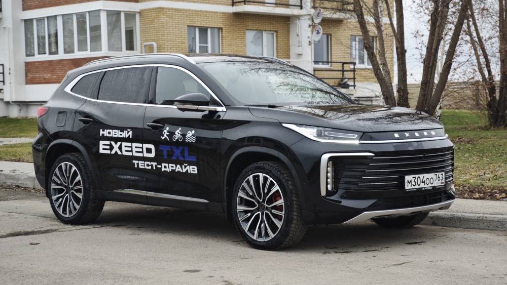 жаңа жаңартылған Exeed TXL тест-драйв шолуы Сергей Мишин бүйірден алдыңғы жағынан