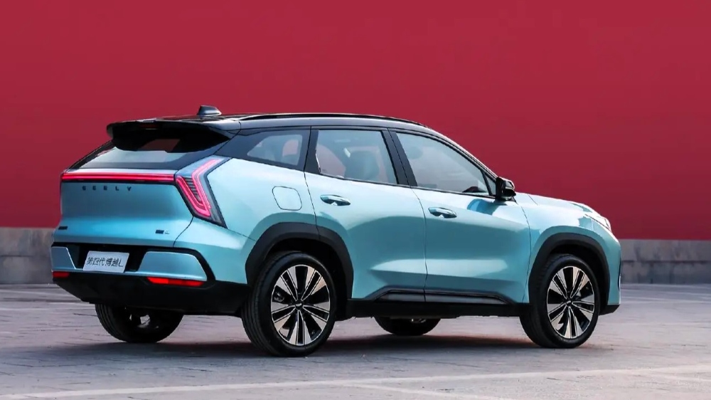 Жаңа Geely Atlas 2025, бүйірден, артқы жағынан