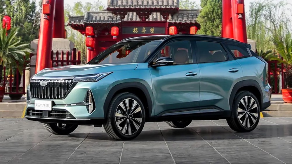 Жаңа Geely Atlas 2025, бүйірден, алдыңғы жағы