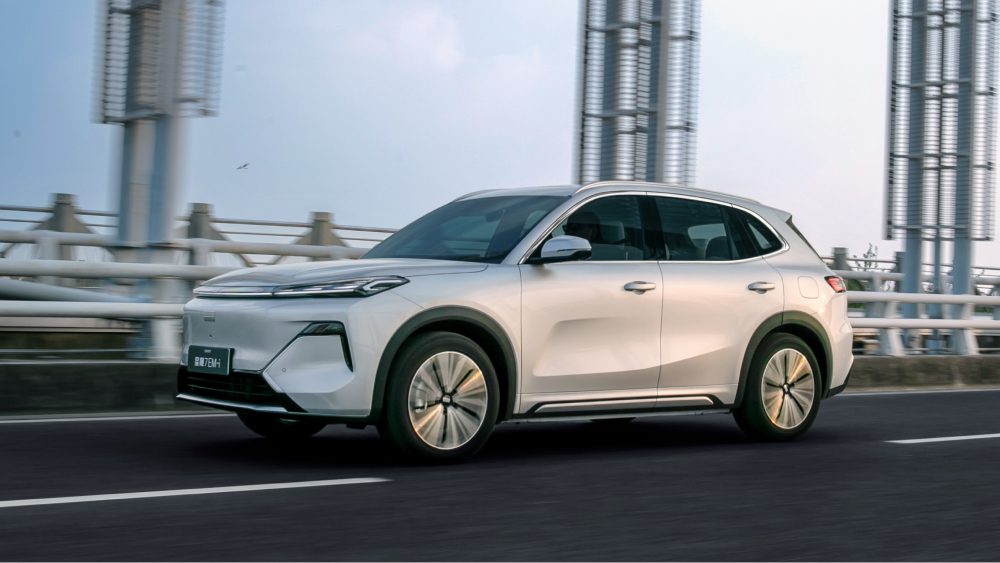 Geely Galaxy Starship 7 EM-i кроссовері бүйірінен алдыңғы көрініс