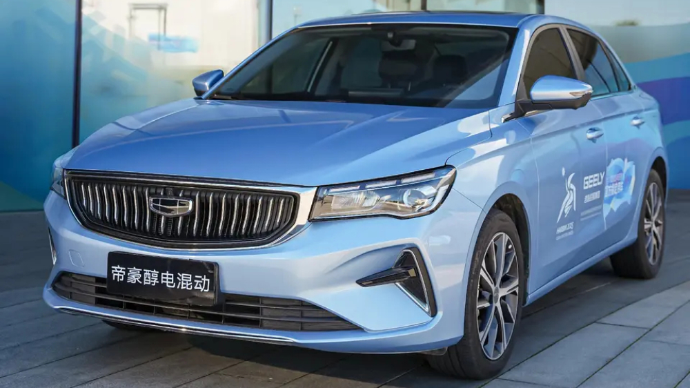 Geely Emgrand IV, бүйірінен алдыңғы көрініс