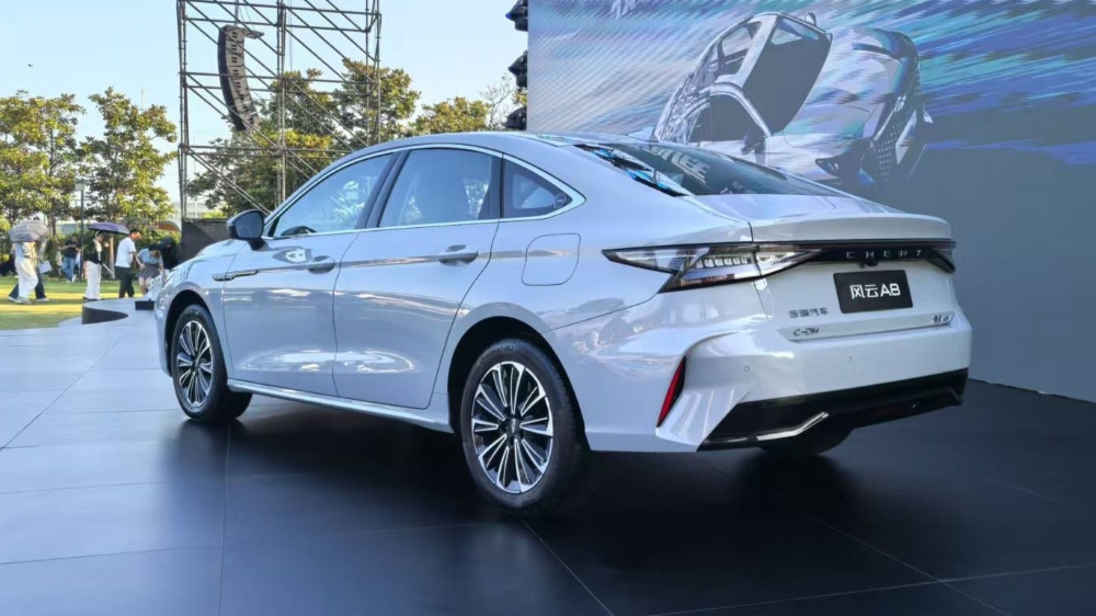 Гибридті седан Chery Fulwin A8 артқы бүйірден