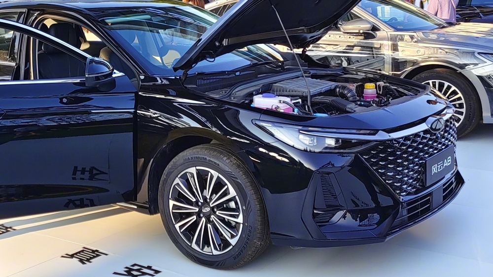 Гибридті седан Chery Fulwin A8 қозғалтқышы ашық капотпен