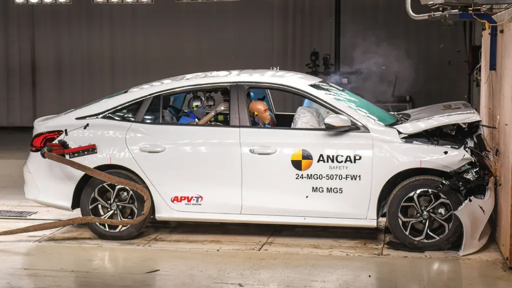 MG 5 седан ақ түсті бүйірден алдынан краш-тест ANCAP 2025