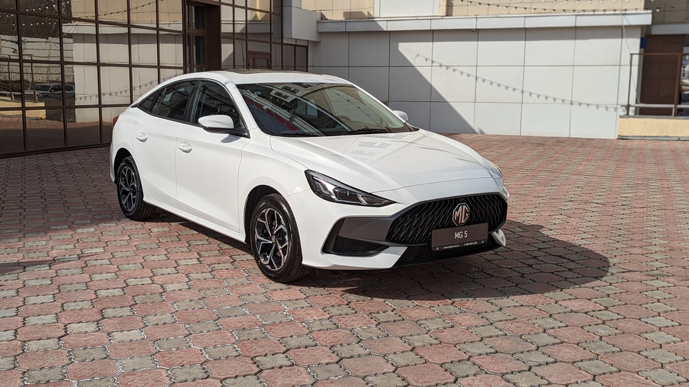 MG 5 седаны бүйірден алдынан