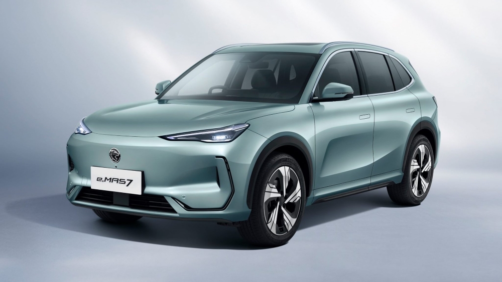 Proton e.MAS 7 электр кроссовері бүйірінен және алдыңғы жағынан