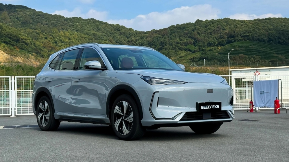 Geely EX5 электр кроссовері бүйірінен және алдыңғы жағынан