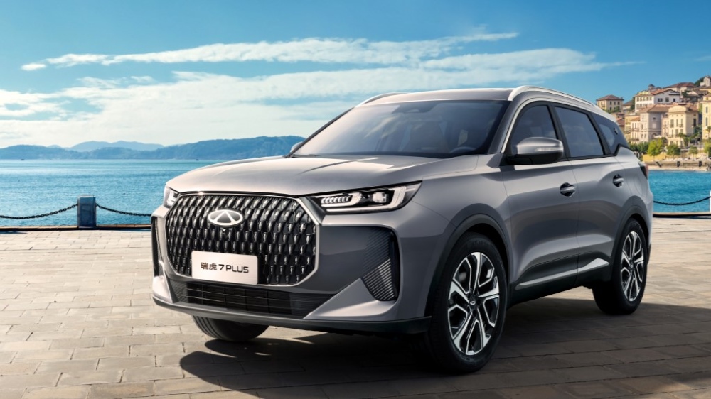 Chery Tiggo 7 Plus спереди сбоку кроссовер