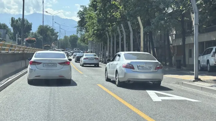 Саинадағы автобус жолағы және көлік кептелісі